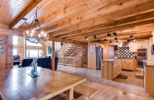 Howard Kabine | Spacious Howard Cabin w/ Wraparound Deck & Views!