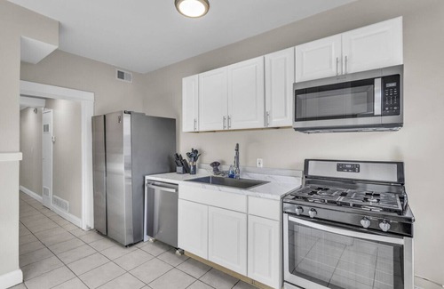 South Hyde Park Wohnung | Spacious KC Stay: 2 Bedrooms Near Stadiums, BBQ, Jazz & Fountains!