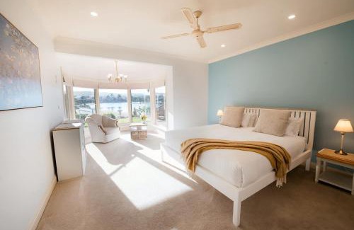 Encounter Bay Haus | Spacious Lake Front Home- Private Beach