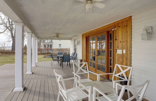 Woodland Beach Hütte | Spacious Lakefront House w/ Backyard Fire Pit