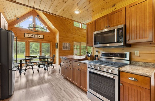 Greenwood Skihütte | Large chalet, hot tub, fire pit, grill, ping pong. Ski, bike, hike out the door!