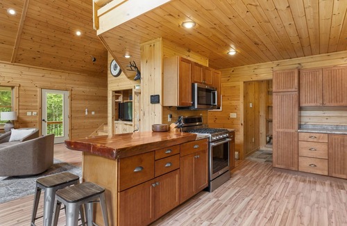 Greenwood Skihütte | Large chalet, hot tub, fire pit, grill, ping pong. Ski, bike, hike out the door!