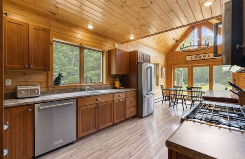 Greenwood Skihütte | Large chalet, hot tub, fire pit, grill, ping pong. Ski, bike, hike out the door!