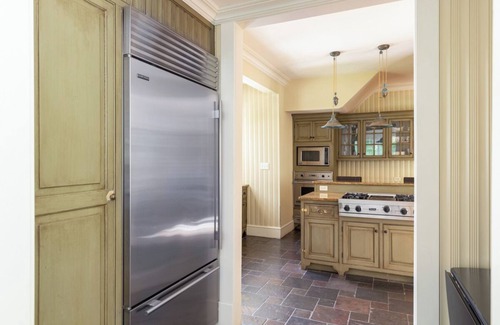 Hot Springs Haus | Spacious Manor 1.5 mi to Omni Homestead w/ Access to Hot Tub, Fitness Rm & Pool