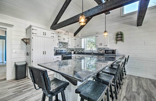 Massillon Kabine | Spacious Massillon Log Cabin w/ Fire Pit!