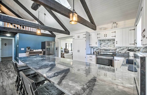 Massillon Kabine | Spacious Massillon Log Cabin w/ Fire Pit!