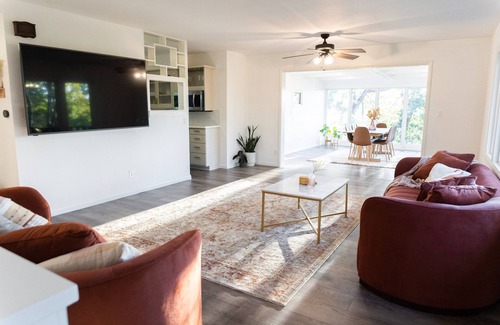 Turners Haus | Spacious Mid-Century Cozy Home with Lake View