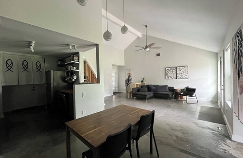 Edinburg Haus | spacious, modern house in a tranquil, tree-lined neighborhood