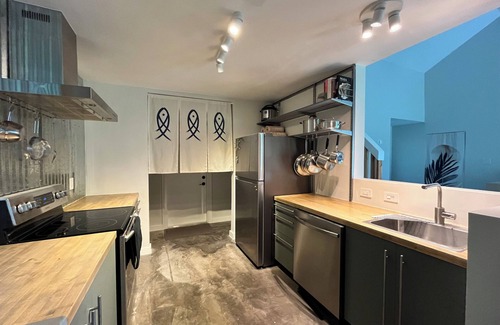 Edinburg Haus | spacious, modern house in a tranquil, tree-lined neighborhood