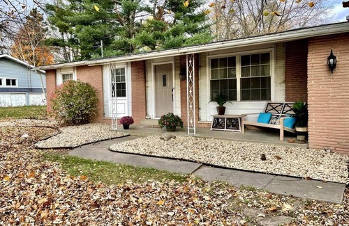 Warsaw Haus | Spacious & Newly Renovated 3-bedroom house in Warsaw/Winona Lake