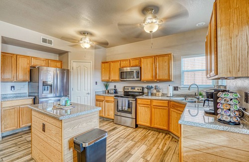 Northeast El Paso Haus | Spacious Northeast El Paso retreat near Franklin Mountains and Fort Bliss
