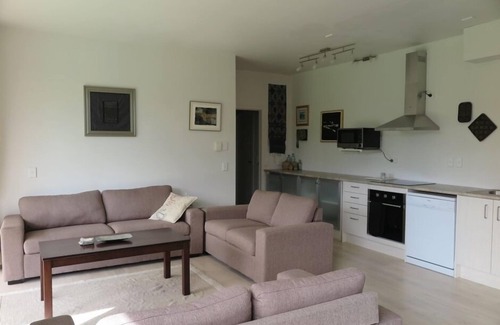 Tawharanui Hütte | Geräumig, modern, ruhig, praktisch, tolle Lage mit Meerblick und Busch.