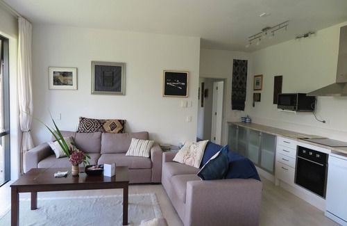 Tawharanui Hütte | Geräumig, modern, ruhig, praktisch, tolle Lage mit Meerblick und Busch.