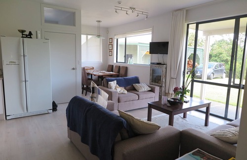 Tawharanui Hütte | Geräumig, modern, ruhig, praktisch, tolle Lage mit Meerblick und Busch.