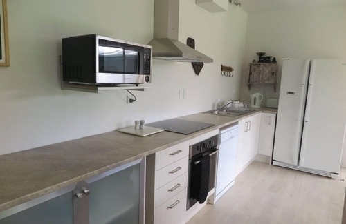 Tawharanui Hütte | Geräumig, modern, ruhig, praktisch, tolle Lage mit Meerblick und Busch.