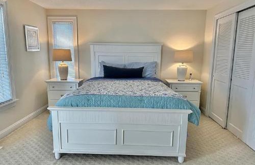 Hyannis Wohnung | Spacious Oceanfront 3BR Condo with Private Beach in Ideal Hyannis Location