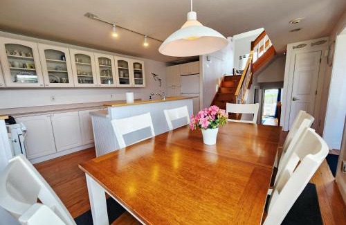 Hyannis Wohnung | Spacious Oceanfront 3BR Condo with Private Beach in Ideal Hyannis Location