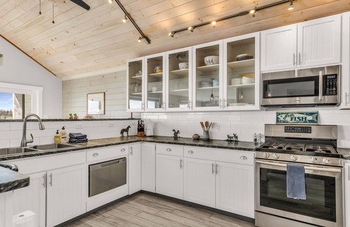 Castine Haus | Spacious Oceanfront Home Stunning Sunset Views