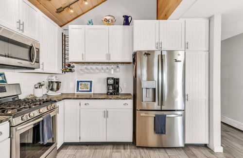 Castine Haus | Spacious Oceanfront Home Stunning Sunset Views