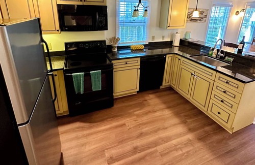 South Rehoboth Hütte | Spacious one bedroom carriage house center of town two blocks from the beach!