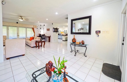 North Sound Estates Haus | Spacious Open Concept Large family house with 3 bedrooms. Amazing space.