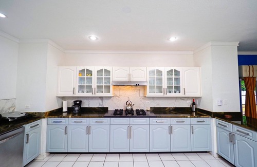North Sound Estates Haus | Spacious Open Concept Large family house with 3 bedrooms. Amazing space.