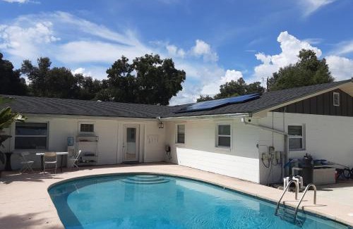 Putnam Hall Haus | SPACIOUS POOL HOME in North FL