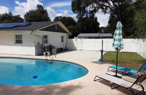 Putnam Hall Haus | SPACIOUS POOL HOME in North FL