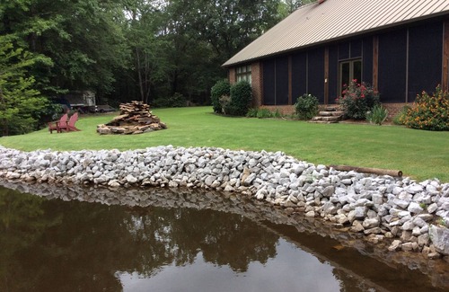 Duncanville Haus | Geräumiges Privathaus am See - Wasserfallpool, 18 km vom Campus entfernt