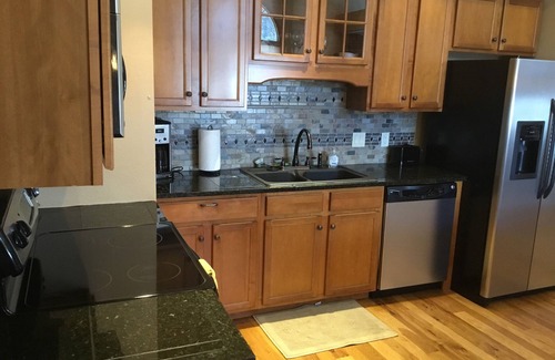 Estes Park Eigentumswohnung | Geräumiges Loft mit zwei Schlafzimmern, Klimaanlage und Blick auf den Fluss. Der Standort ist unerreicht.