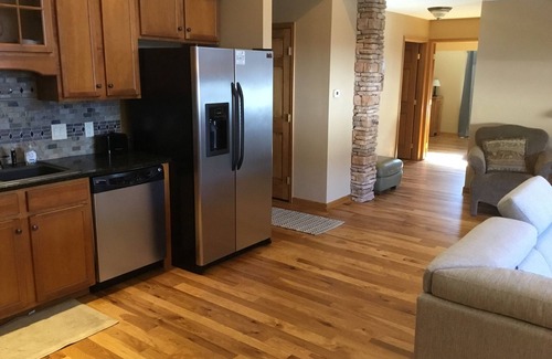 Estes Park Eigentumswohnung | Geräumiges Loft mit zwei Schlafzimmern, Klimaanlage und Blick auf den Fluss. Der Standort ist unerreicht.