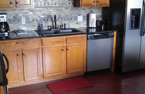 Estes Park Eigentumswohnung | Geräumiges Loft mit zwei Schlafzimmern, Klimaanlage und Blick auf den Fluss. Der Standort ist unerreicht.