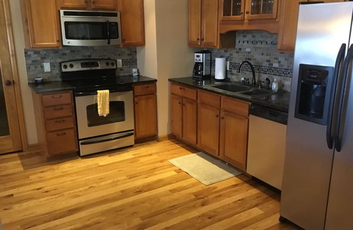 Estes Park Eigentumswohnung | Geräumiges Loft mit zwei Schlafzimmern, Klimaanlage und Blick auf den Fluss. Der Standort ist unerreicht.