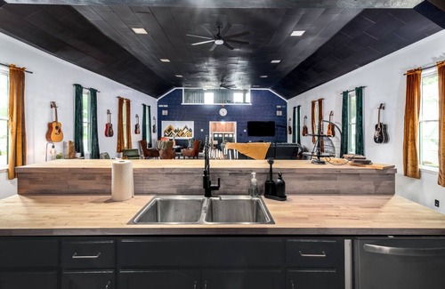 Auburn Haus | Spacious Retreat in Auburn with game area and open family entertaining