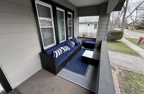 Des Plaines Haus | Spacious Retreat Near Convention Centers home