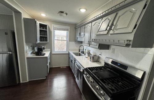 Des Plaines Haus | Spacious Retreat Near Convention Centers home