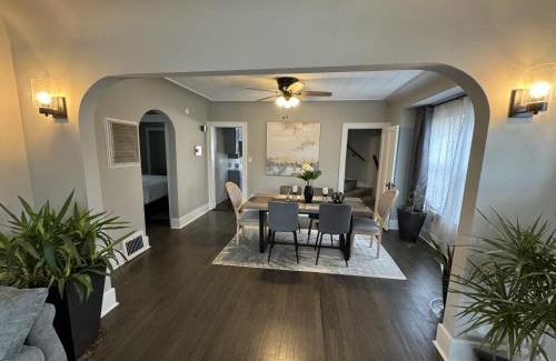 Des Plaines Haus | Spacious Retreat Near Convention Centers home