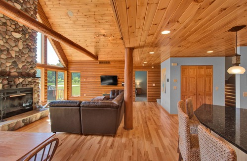 Mauston Haus | Geräumiger Rückzugsort mit privatem Schwimm- und Fischteich in der Nähe von Wisconsin Dells