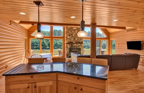 Mauston Haus | Geräumiger Rückzugsort mit privatem Schwimm- und Fischteich in der Nähe von Wisconsin Dells