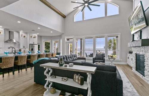 Green Cove Springs Haus | Spacious riverfront home perfect for larger families, featuring stunning river views, private dock