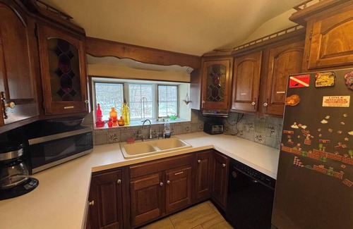 Owosso Haus | Spacious Riverfront Retreat