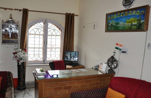 Bullawala Haus | Geräumiges Zimmer in der Nähe der Indian Military Academy
