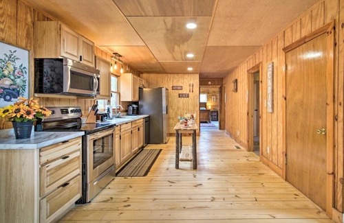Ellijay Kabine | Spacious Rustic Cabin w/Hot Tub near Carters Lake!
