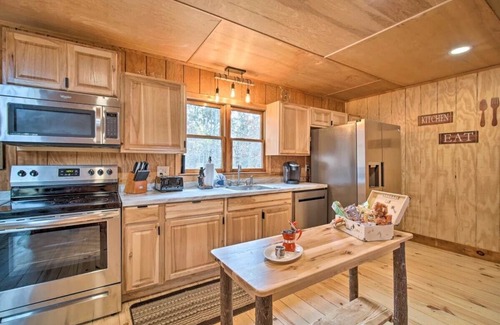Ellijay Kabine | Spacious Rustic Cabin w/Hot Tub near Carters Lake!