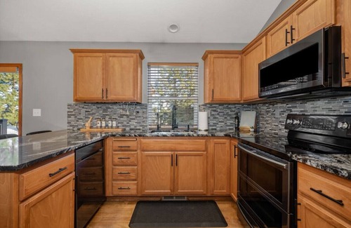 Spokane Haus | Spacious Rustic House