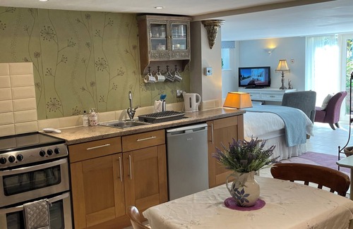 Trafford Wohnung | Geräumiges Studio-Apartment zur Selbstverpflegung - kostenfreies WLAN und Parkplätze