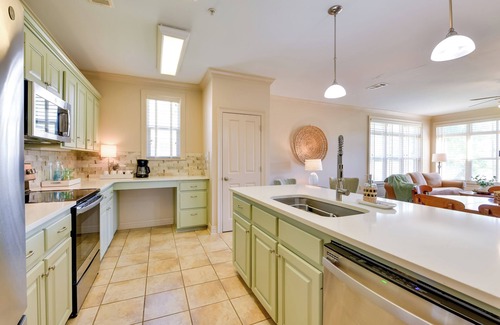 Springfield Villa | Spacious Springfield Home w/ Golf Course View!