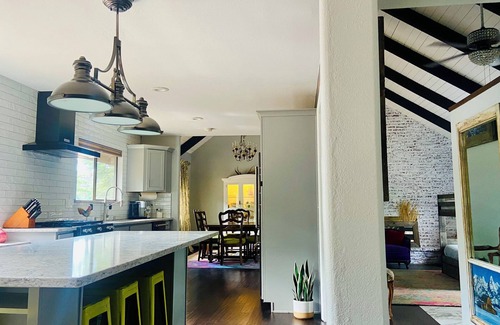 Mountain View District Haus | Der Traum des Entertainers! Gourmetküche, großer Treffpunkt im Innen- und Außenbereich.