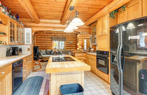 Hope Kabine | Spacious Sterling Cabin: Game Room, Private Pond!