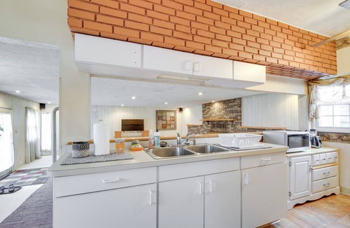 Maple Heights Wohnung | Spacious Studio - 5 Mi to MGM Northfield Park!